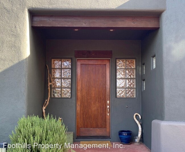 Building Photo - 530 Foothills S Dr
