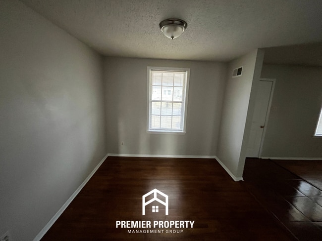 Building Photo - Spacious 3BR Memphis Home with Hardwood Floors, Dual Dining Areas & Fenced Yard