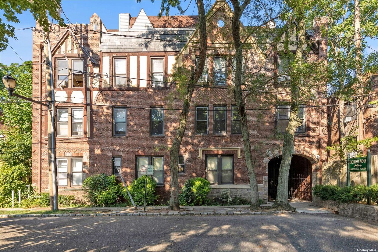 1 Hillside Ave Unit 2B, Great Neck, NY 11021 Room for Rent in Great