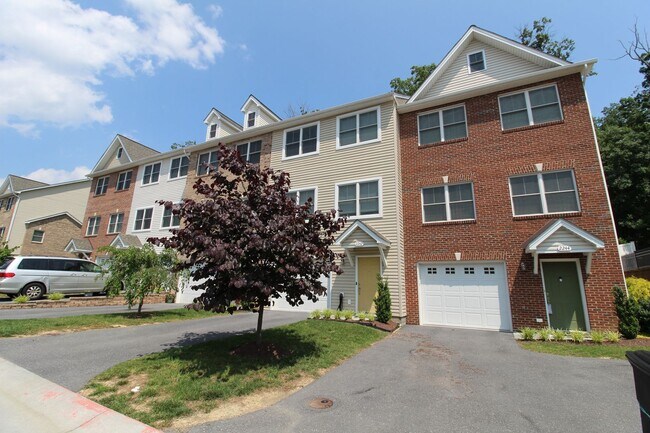 Foto del edificio - Spacious 3–4 Bedroom Townhome in Prime Loc...