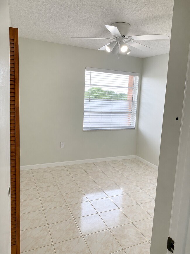 Foto del edificio - 6090 W Flagler St