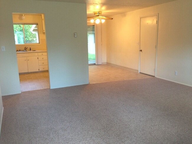 Building Photo - SW Eugene Home with fenced yard, garage an...