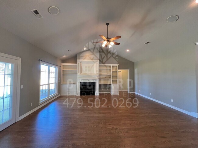 Foto del edificio - Single Family Home | Tontitown, AR | Stunning Home with Separate Shop