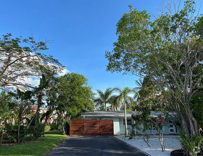 Downtown Naples Apartments for Rent with Parking Naples, FL 2