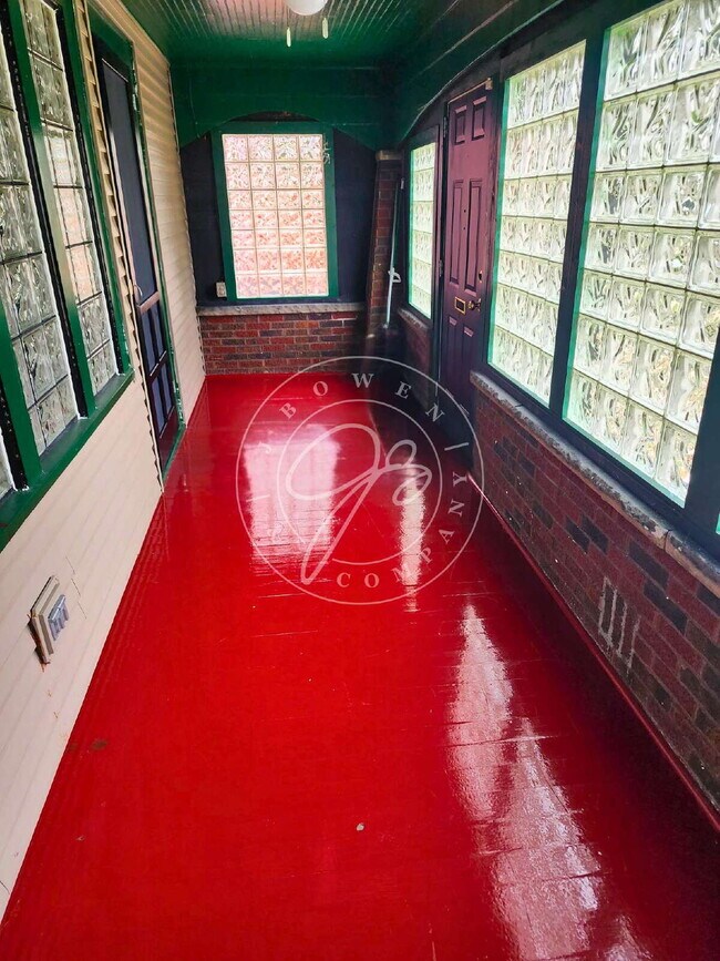 Foto del edificio - Adorable but unique 3+ bedrooms with bonus rooms! Fenced yard!