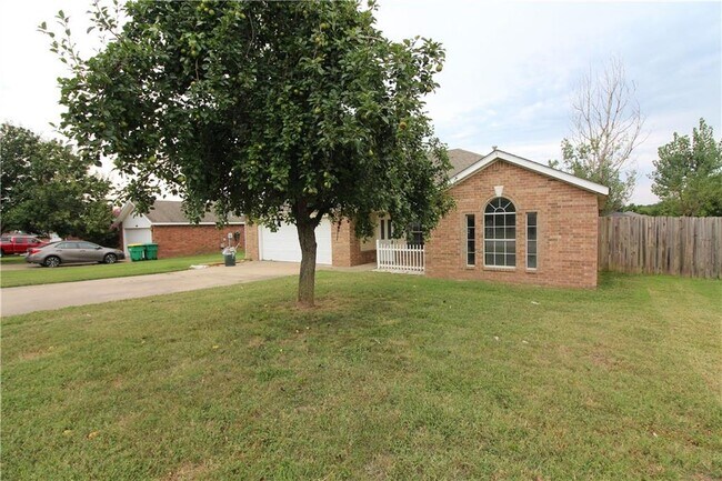 Building Photo - 501 Sun Meadow Dr