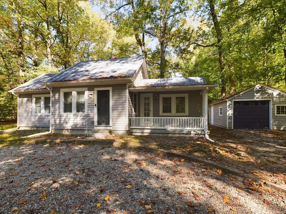 Primary Photo - Beautiful, Private 2 Bedroom Bungalow in B...