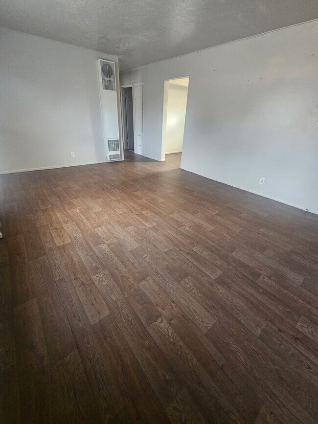 Foto del edificio - 460 N 3rd W