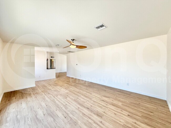 Foto del edificio - 6402 E Holly St