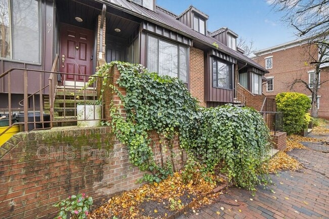 Building Photo - 105 Jackson St