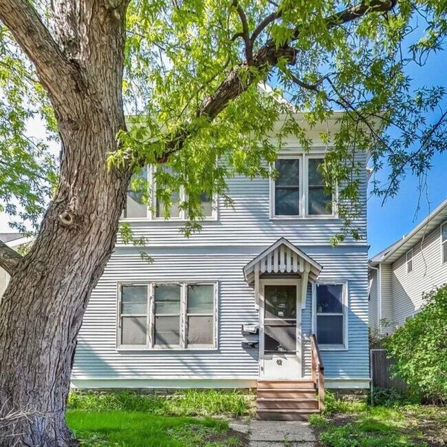 Frente - 47 Lowry Ave NE