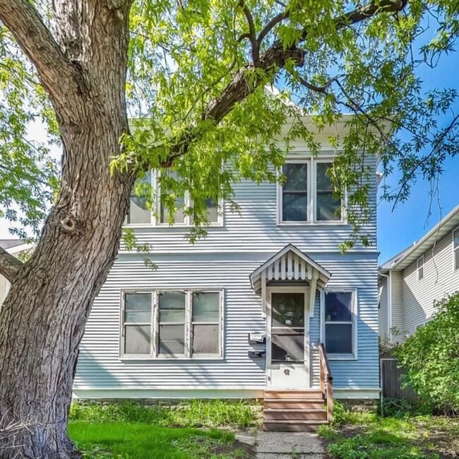 Front - 47 Lowry Ave NE