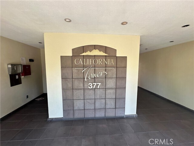 Foto del edificio - 377 W California Ave