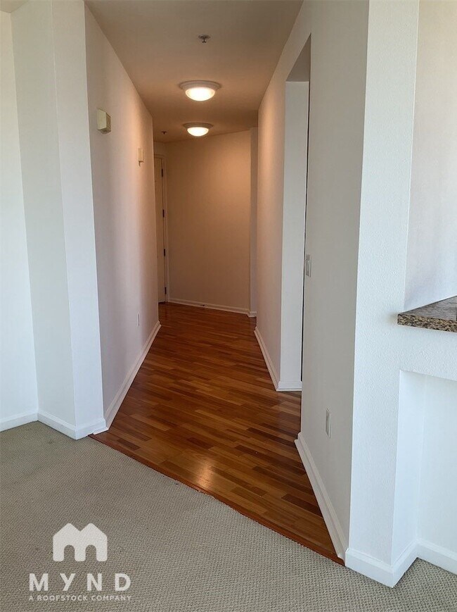 Building Photo - 301 Crescent Ct