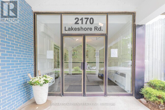 Photo du bâtiment - 2170-2170 Lakeshore Rd.