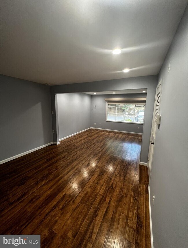 Building Photo - 302 Woodside Cir