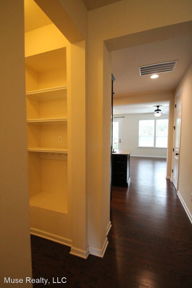 Building Photo - 3 br, 3.5 bath House - 1044 Archibald Ave