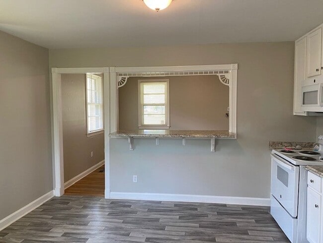 Building Photo - SPACIOUS TWO BEDROOM/ONE BATH IN NORTHEAST...