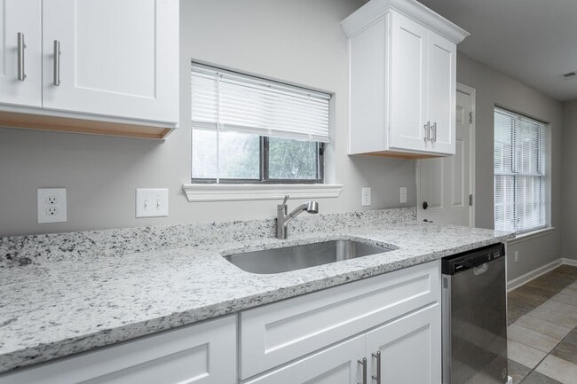 2 Bedroom, 2 Bath Townhome with Private Patio Near I-75 & Hamilton Place - 2 Bedroom, 2 Bath Townhome with Private Patio Near I-75 & Hamilton Place