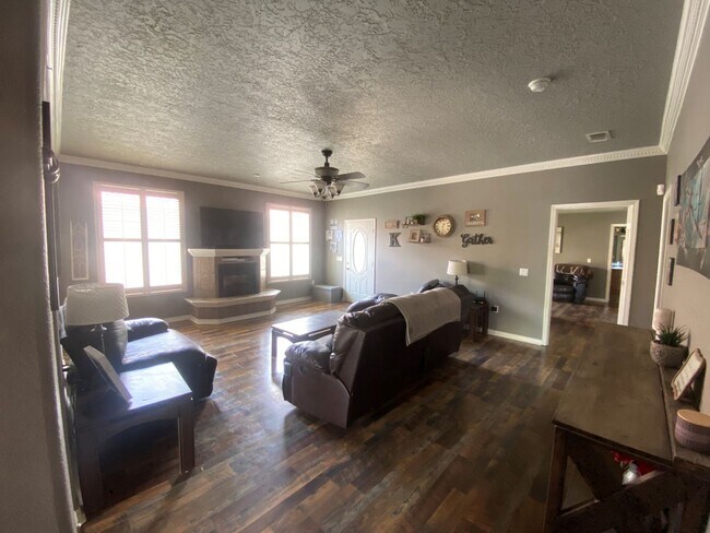 Building Photo - 2 Bedroom 2 Bath
