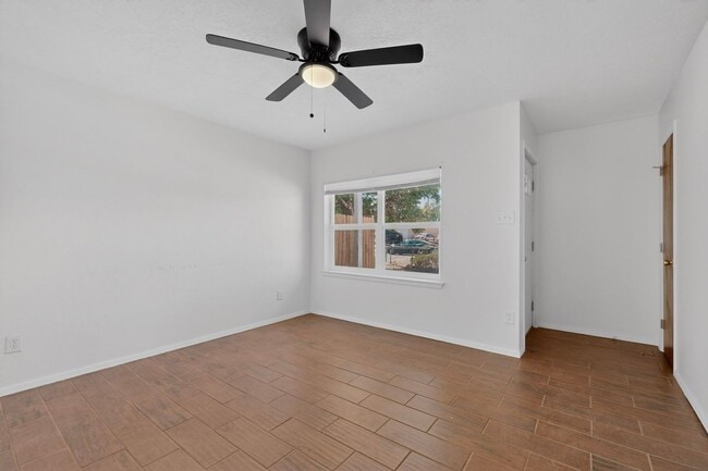 Building Photo - Close in West Side 2 bedroom 1.75/ba 1/cg