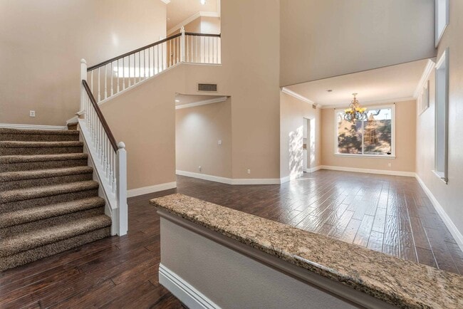 Foto del edificio - Immaculate 5 Bedroom home or easily a 4 Be...