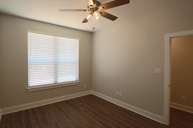Foto del edificio - COMING SOON! Luxury 3 Bedroom 2 Bath Townh...