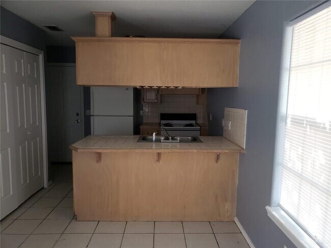 Building Photo - 2021 Villa Linda Ave