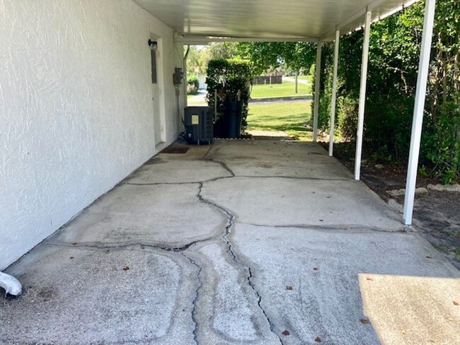 Foto del edificio - 2 bedroom, 1.5 bath home with carport