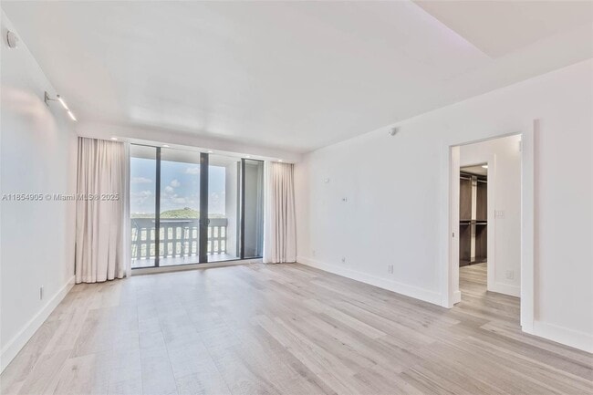 Foto del edificio - 90 Edgewater Dr