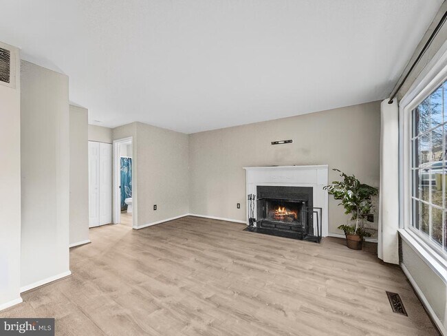 Foto del edificio - 6586 Hemlock Point Rd