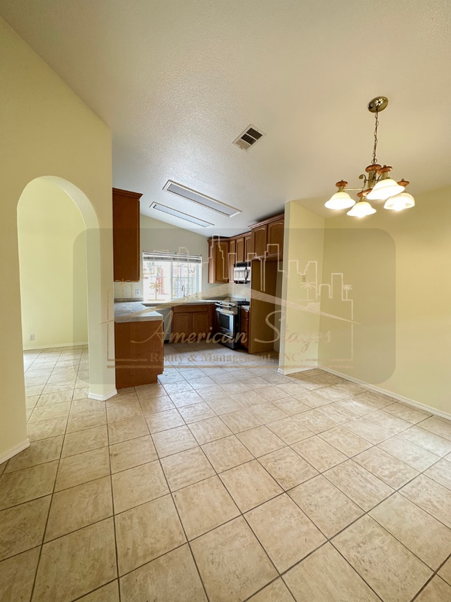 Building Photo - 4266 Woodmere Rd