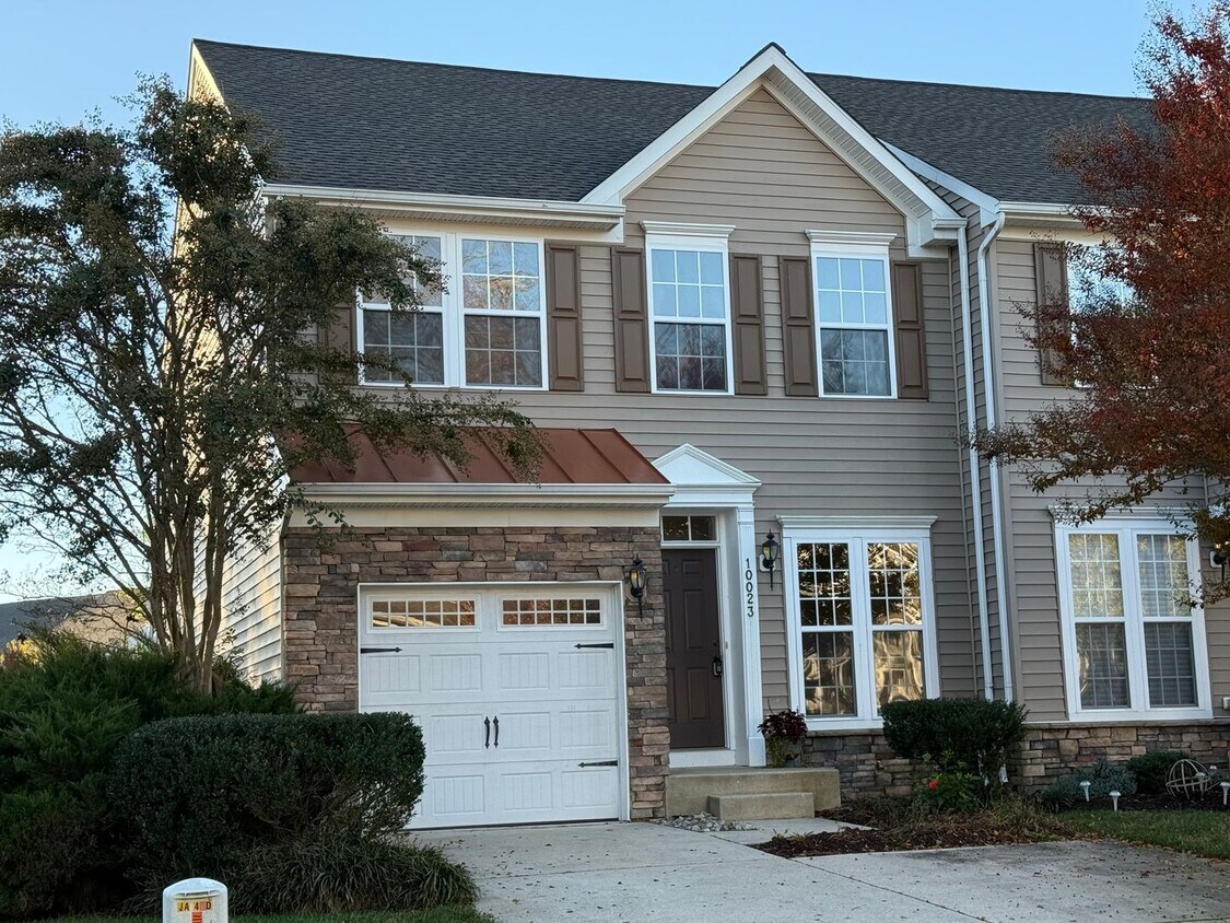 Primary Photo - Spacious, Upgraded End-Unit Townhome with ...