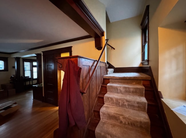 Building Photo - SINGLE FAMILY HOME! Great Location! Laundr...