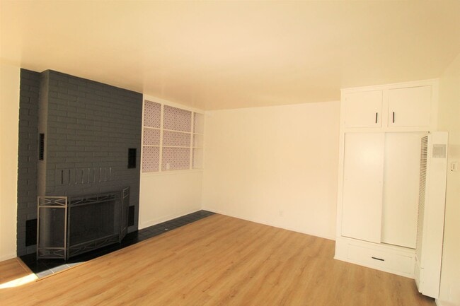Building Photo - 1559sant