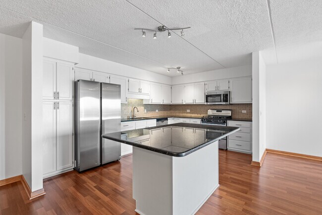 Foto del edificio - 6400 W Berteau Ave