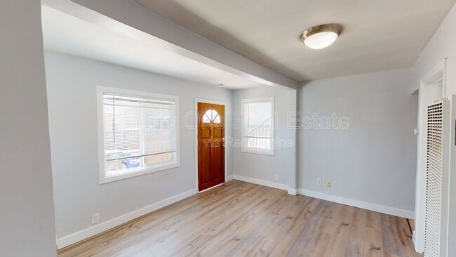 Building Photo - 2954 1/2 Webster Avenue
