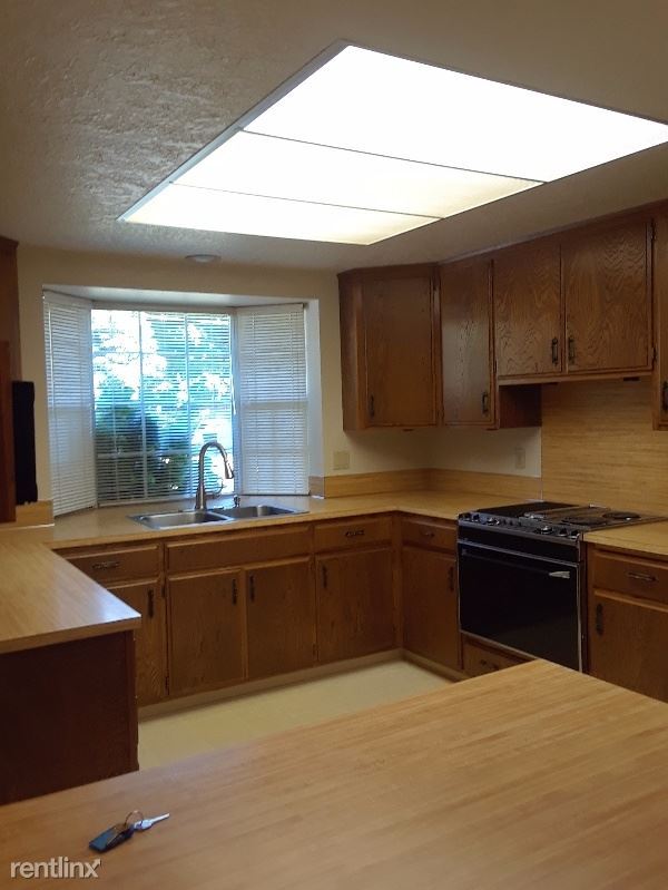 Building Photo - 2 br, 1.5 bath Townhome - 1649 NE 169th Ave