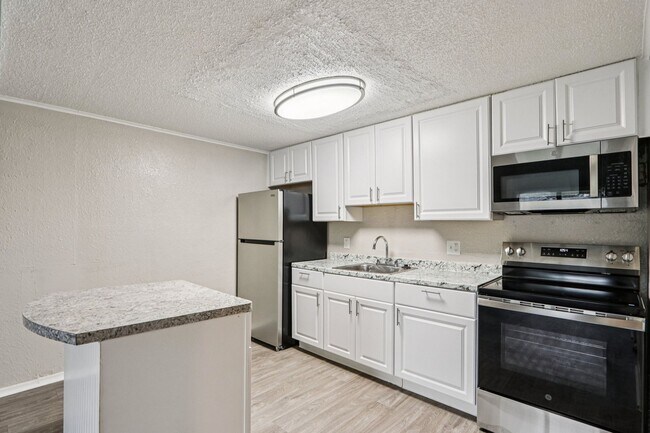 Foto del edificio - Summer Glen ~ Boutique Cottage Style Living Meets Hassle Free Leasing