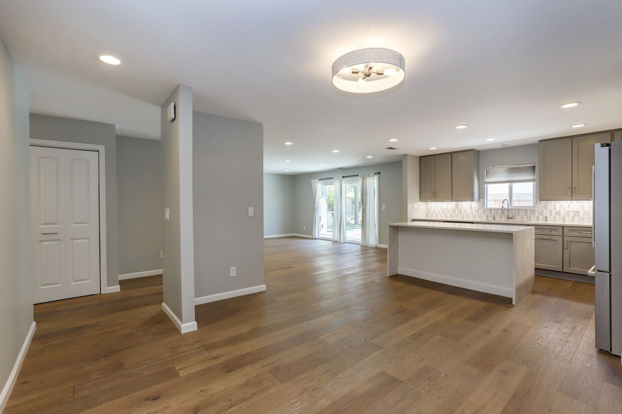 Primary Photo - 4 Bed / 2 Bath Updated Redwood City Home w...