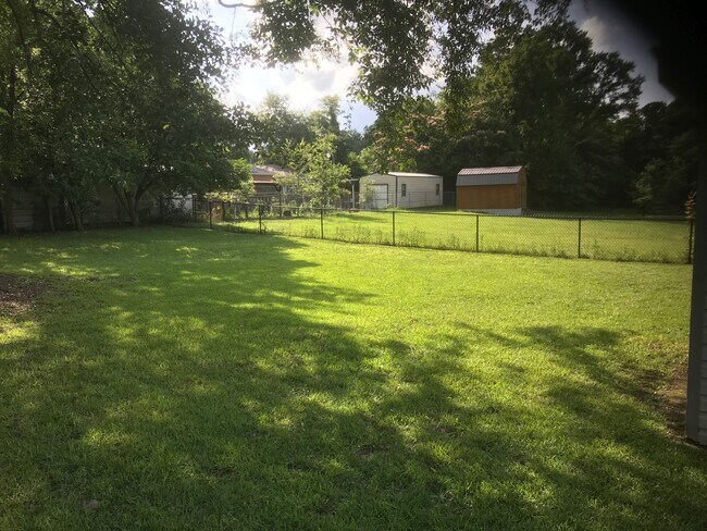 Nice size backyard - 2310 Lucas St