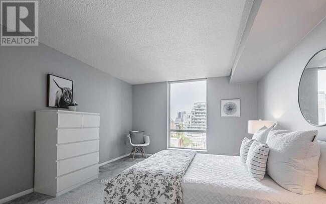 Photo du bâtiment - 701-701 King St W