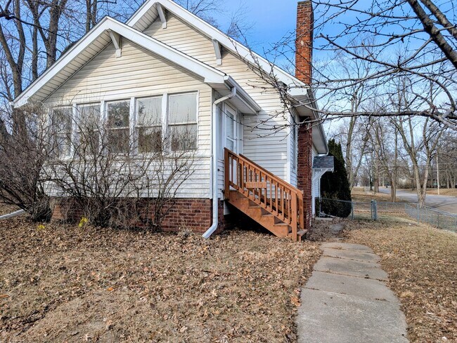 Foto del edificio - 1015 A Ave E