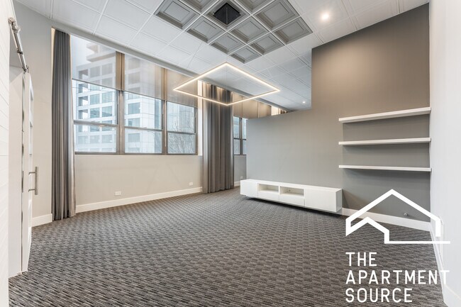 Foto del edificio - 300 N Ogden Ave