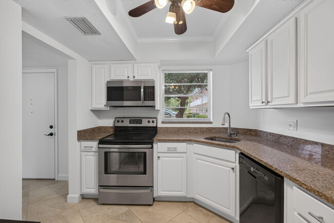 Building Photo - 18081 SE Country Club Dr