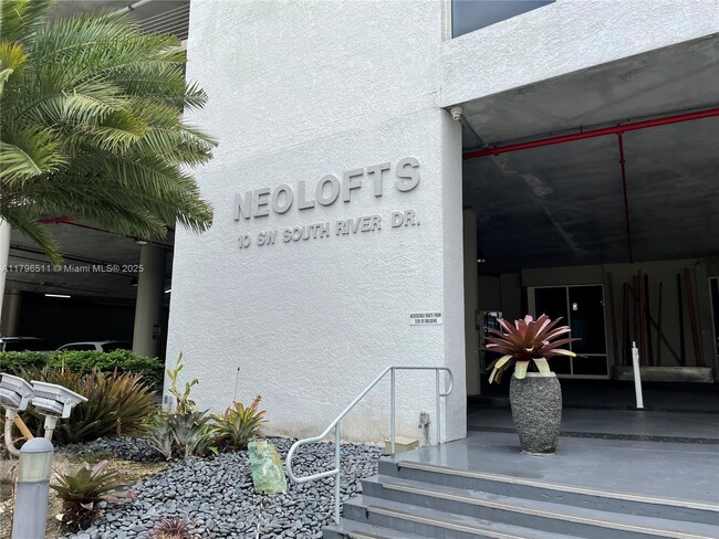 Foto del edificio - 10 SW South River Dr