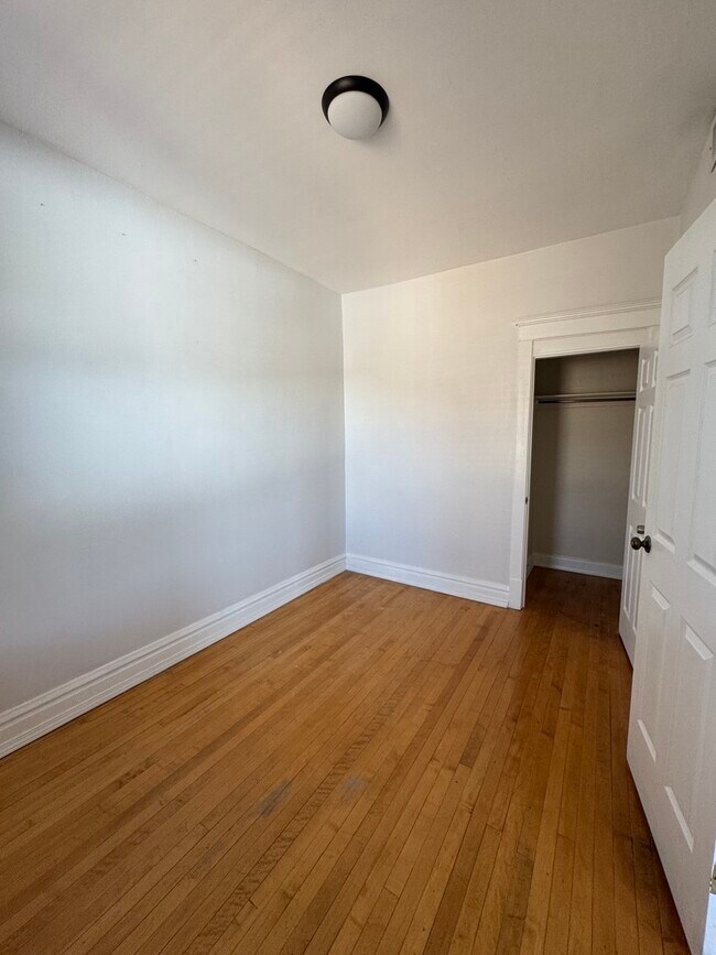 Foto del edificio - 2164 N Oakley Ave