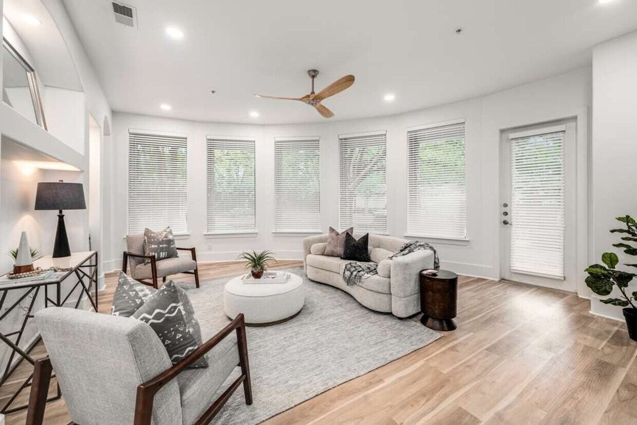 Foto principal - Renovated Corner Condo, Move-In Ready!