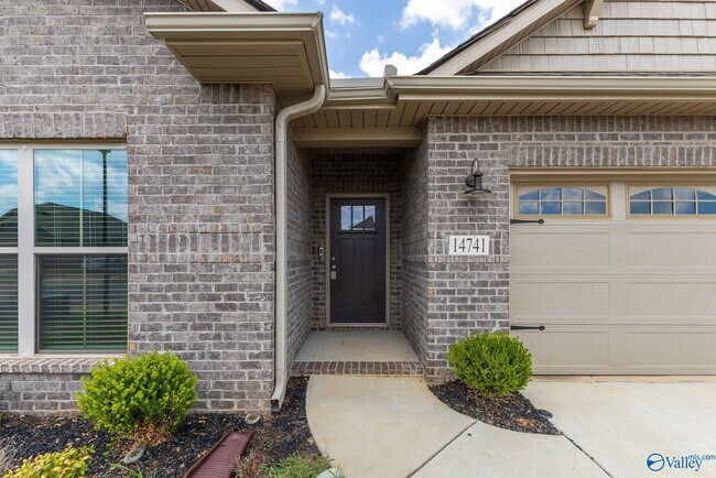 Foto del edificio - 14741 Greenleaf Dr