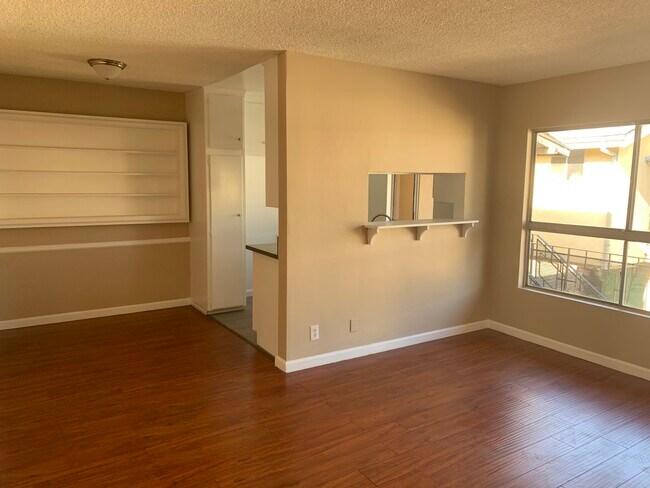 Foto del edificio - 1137 N Beachwood Dr
